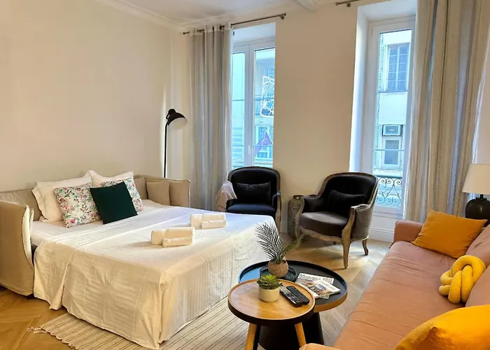 Chic Et Elegant - Au Coeur Du Carre D'or